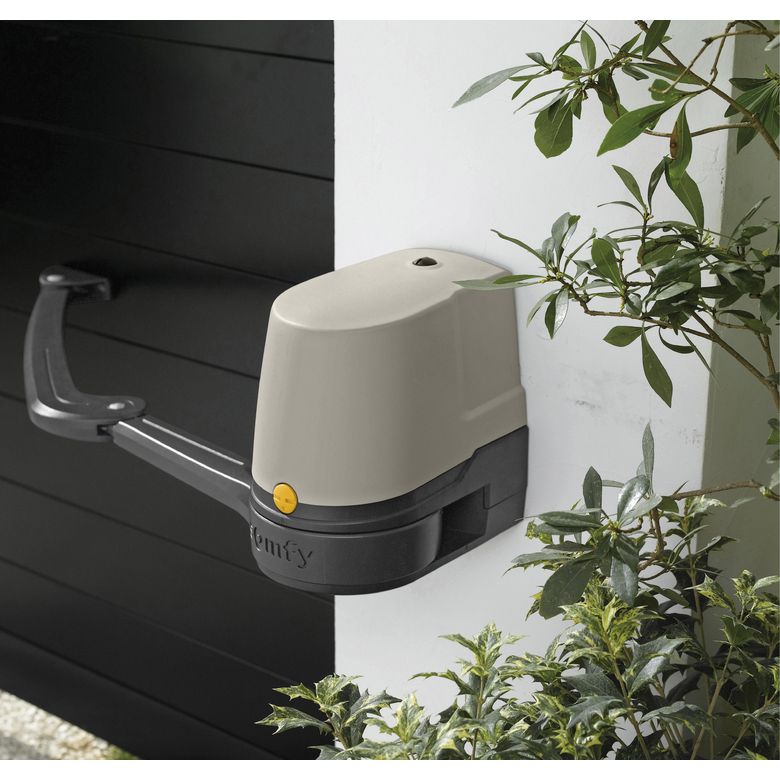 Dites adieu aux ouvertures de portail sous la pluie grâce à la motorisation Somfy à seulement 640€ chez Castorama !