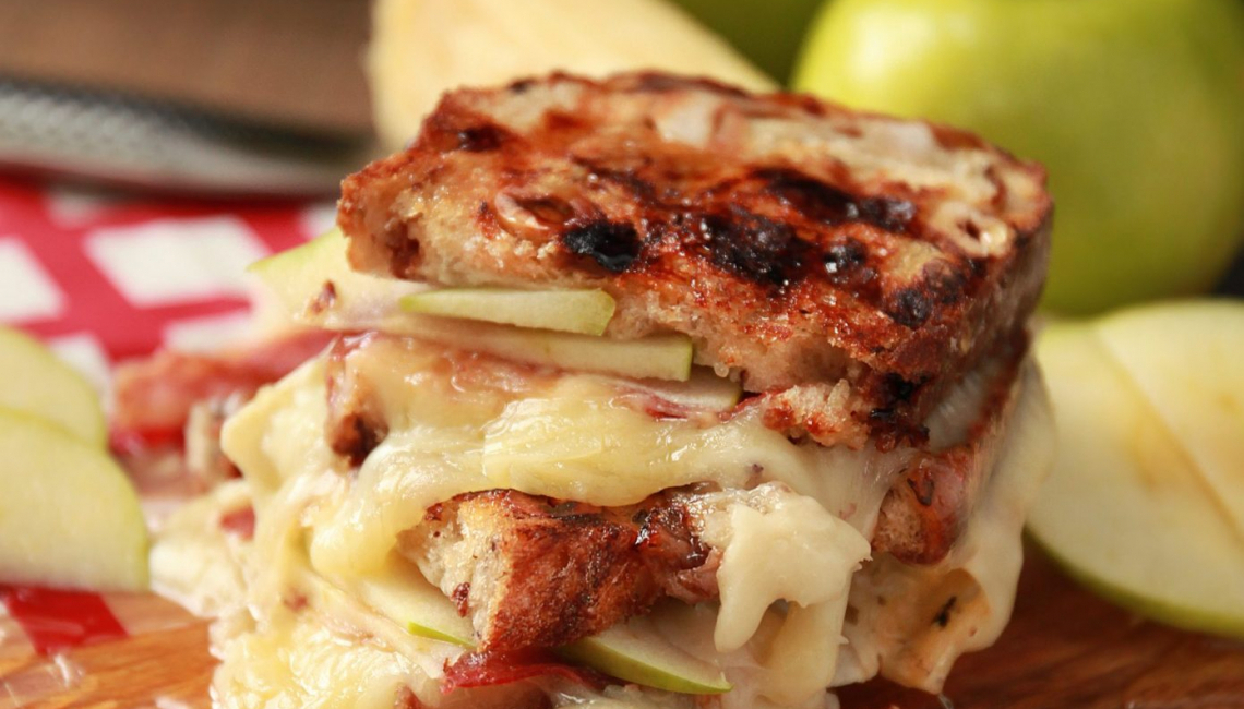 Grilled-cheese fondant au brie et pommes croquantes : une explosion de saveurs hivernales prête en 15 minutes