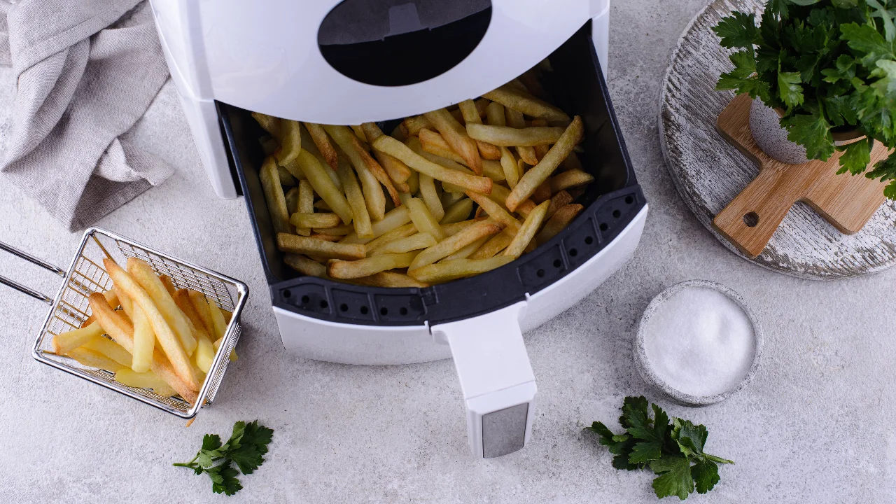 Savourez des frites croustillantes sans une goutte d&rsquo;huile : découvrez l&rsquo;Airfryer en promotion à seulement 69,99€ chez Carrefour !